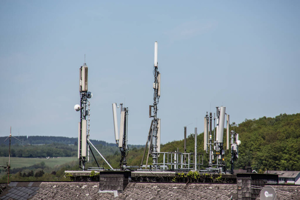 mastros de transmissão metálica para rádio móvel
 - Foto, Imagem