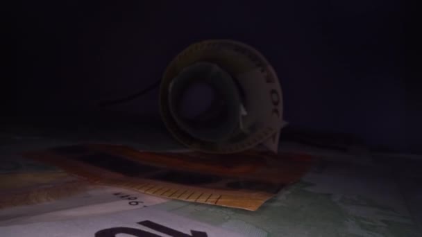 Dentro do túnel do dinheiro. Perspectiva abstrata das notas de euro enroladas num tubo. Poupar e investir dinheiro
 - Filmagem, Vídeo