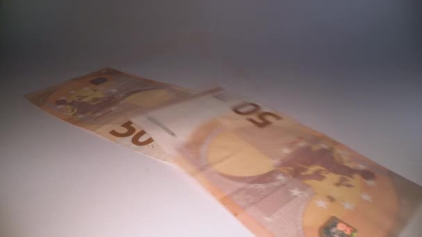Euro-Banknoten fallen auf dunklen Hintergrund. Sparen und Geld investieren, Schattenwirtschaft - Filmmaterial, Video