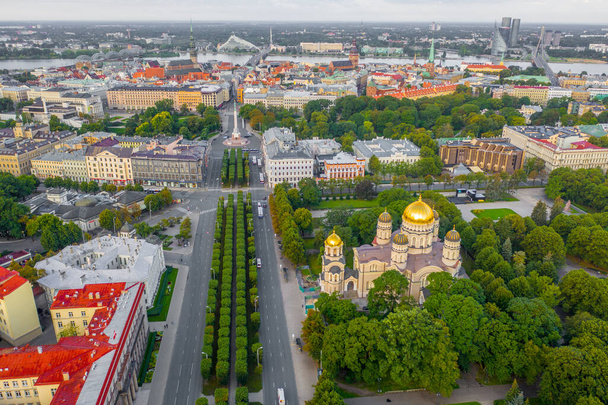 Riga, Letland 11 juli 2019: Luchtfoto van vliegende drone panoramisch naar het Letse Vrijheidsmonument, Riga Christ Nativity Cathedral, Riga Center en Old Riga, Letland (serie) - Foto, afbeelding