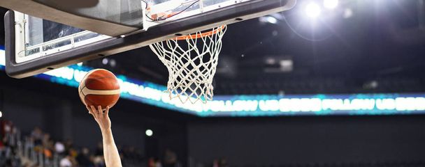 πανόραμα του τρίψιμο σε ένα παιχνίδι μπάσκετ αθλητισμού και φόντο του ανταγωνισμού - Φωτογραφία, εικόνα