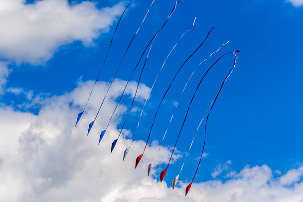 Cerfs-volants colorés sur fond bleu ciel et nuages
 - Photo, image