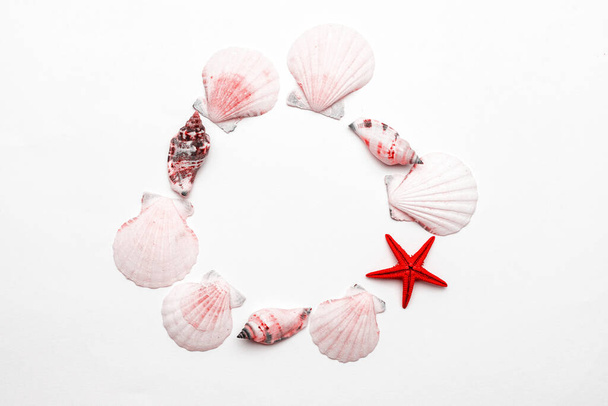 Hello Summer szöveg fehér háttér Living Coral színes kagyló, piros tengeri csillag. Hello nyári utazás nyaralás koncepció, lapos laikus poszter háttér. - Fotó, kép