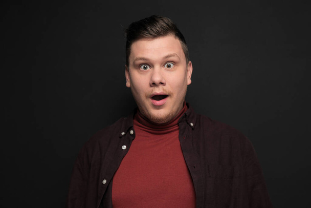 Portrait of young surprised man isolated on gray background - Fotoğraf, Görsel
