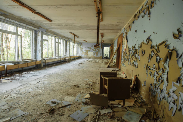 Abandoned school in ghost town Pripyat Chornobyl Zone, radiation, nuclear catastrofe - Foto, afbeelding
