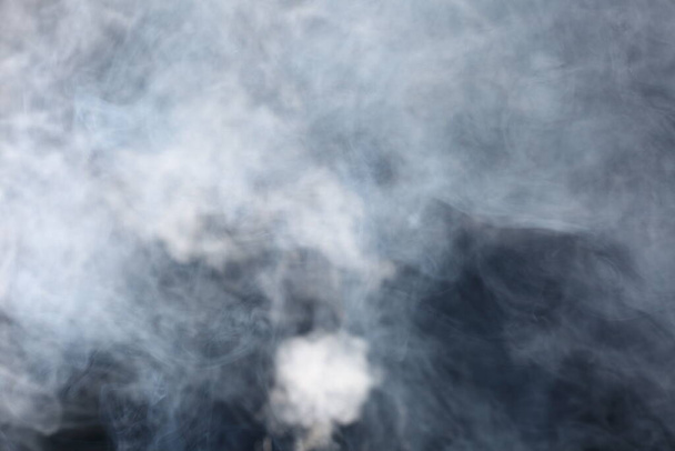 Bouffées denses de fumée blanche et de brouillard sur fond noir, Nuages de fumée abstraits, Mouvement flou - Photo, image