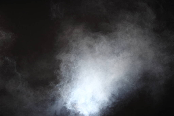 Densa esponja esponjosa de humo blanco y niebla sobre fondo negro, nubes de humo abstracto, todo movimiento borroso, intención fuera de foco y alto contraste de baja exposición, espacio de copia para el logotipo de texto - Foto, imagen