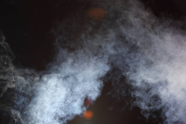 Densa esponja esponjosa de humo blanco y niebla sobre fondo negro, nubes de humo abstracto, todo movimiento borroso, intención fuera de foco y alto contraste de baja exposición, espacio de copia para el logotipo de texto - Foto, imagen