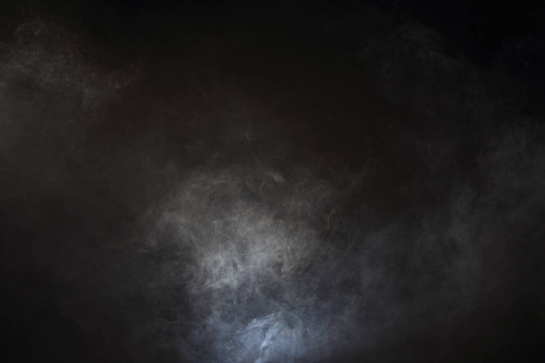 Fluffy Puffs denso di fumo bianco e nebbia su sfondo nero, nuvole di fumo astratte, tutto il movimento offuscato, intenzione fuori fuoco e alto contrasto a bassa esposizione, spazio di copia per il logo del testo - Foto, immagini