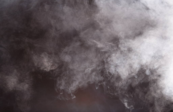 Husté načechrané obláčky bílého kouře a mlhy na černém pozadí, Abstraktní kouřové mraky, Všechny pohyby rozmazané, záměr rozostřený a vysoký nízký kontrast expozice, kopírovací prostor pro textové logo - Fotografie, Obrázek