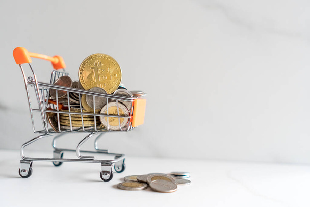 Bitcoin ou symbole crypto-monnaie dans le modèle de mini chariot plein de pièces d'argent avec fond blanc copyspace
. - Photo, image