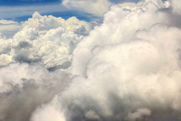 Husté nadýchané obláčky bílých mraků Modrá obloha na vysoké úrovni, výhled z okna letadla, kopírovací prostor - Fotografie, Obrázek
