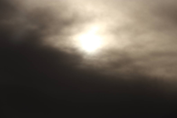 Auringonlasku heijastaa tiheä Pörröinen Puffs White Clouds punainen taivas korkean tason asenne, näkymä ikkunan lentokoneesta niin Unsharp ja melu, kopioi tilaa
 - Valokuva, kuva