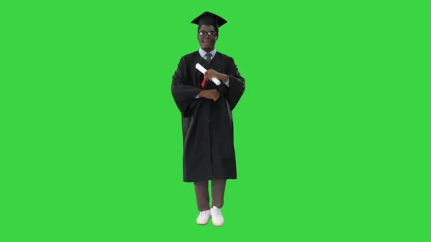 Estudiante afroamericano caminando sonriendo en una pantalla verde, clave de croma
. - Metraje, vídeo