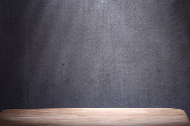 Cold Stone Cement Wall met Grunge Vintage stijl en un-finish look met grijs vuil zwarte kleur, Behang Achtergrond textuur Detail met houten tafel voor kopieerruimte tekst marketing concept - Foto, afbeelding