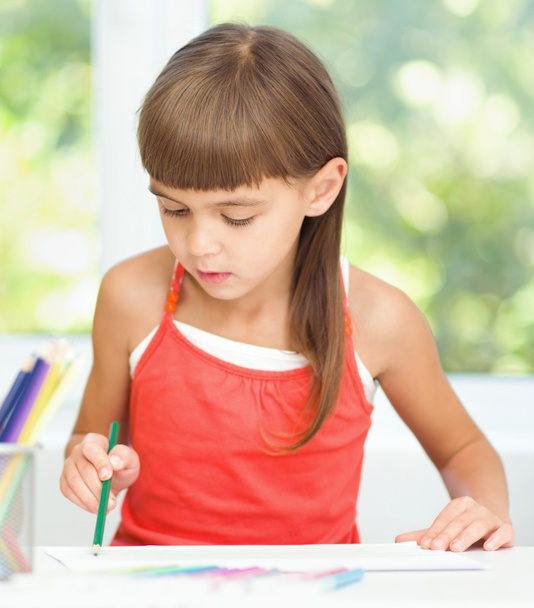 Little girl is drawing using pencils - Φωτογραφία, εικόνα