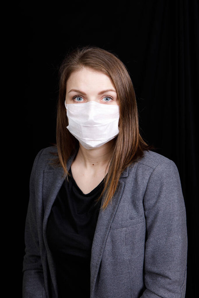 Coronavirus in China. Nieuw coronavirus (2019-nCoV), vrouw met wit medisch gezichtsmasker. Concept van quarantaine van het coronavirus - Foto, afbeelding