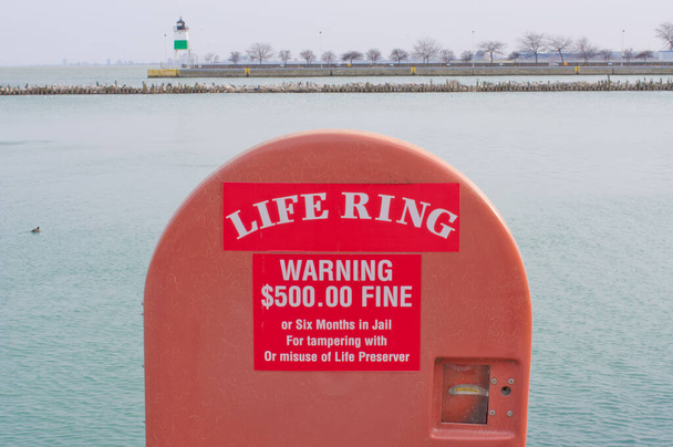 Anello di vita e segno con avvertimento sul lago Michigan per prevenire l'annegamento
 - Foto, immagini