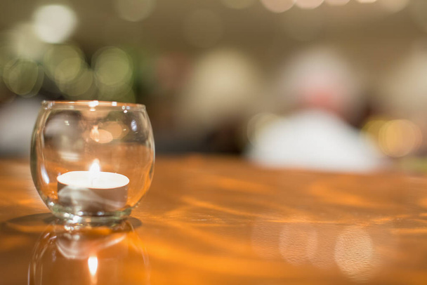Kynttilä lasi kuparipöydällä - catering tapahtuma, kuten häät, vastaanotto, vuosipäivä, jne
.. - Valokuva, kuva