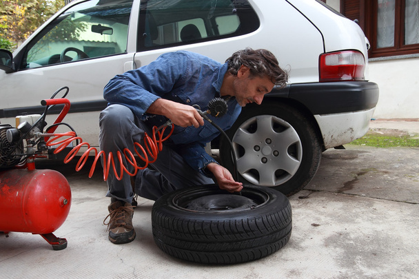 Проверка давления в шинах
 - Фото, изображение