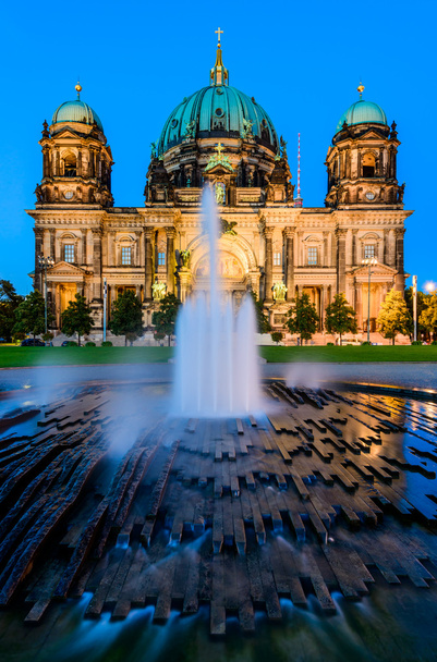 Καθεδρικός ναός του Βερολίνου, κατά το σούρουπο - Φωτογραφία, εικόνα