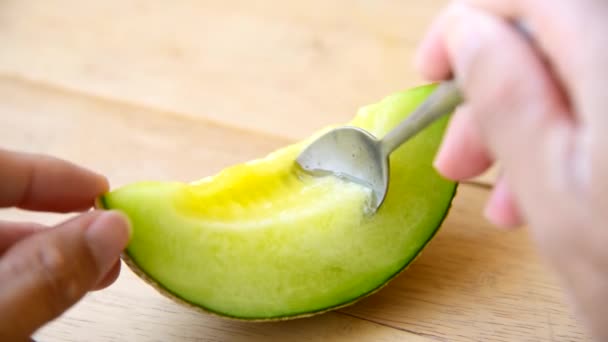 Lap the Fresh green melon on wood plate by spoon - Metraje, vídeo