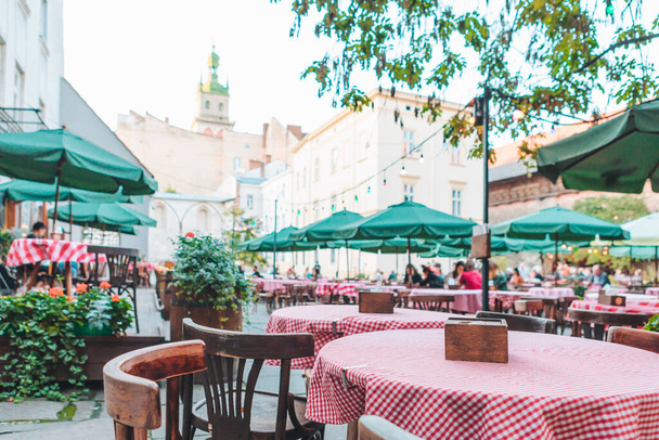 personas comiendo hablando bebiendo en el restaurante cafetería al aire libre. espacio de copia
 - Foto, Imagen