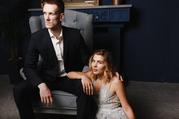 Homme d'affaires et sa femme assis dans la chambre de luxe
 - Photo, image
