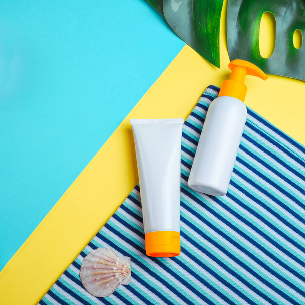 Protección solar, productos sanscreen. Concepto mínimo vacaciones de verano. Plancha, cosmética natural, crema SPF
 - Foto, imagen