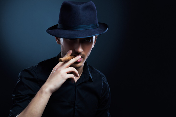 Gangster look. Man with hat and cigar. - Foto, afbeelding