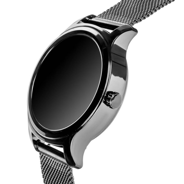 Ασύρματο έξυπνο ρολόι σε στρογγυλή γυαλιστερή μαύρη θήκη σε μεταλλικό λουράκι με λευκή οθόνη για λογότυπο σε λευκό φόντο. Τρία τέταρτα άποψη από κοντά - Φωτογραφία, εικόνα