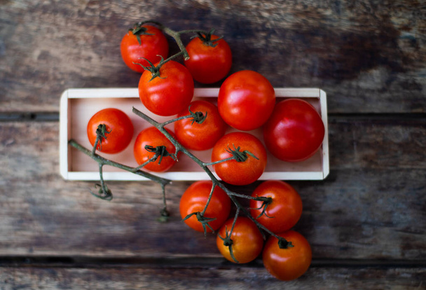 Lähikuva tuoreet tomaatit puupöydällä
. - Valokuva, kuva