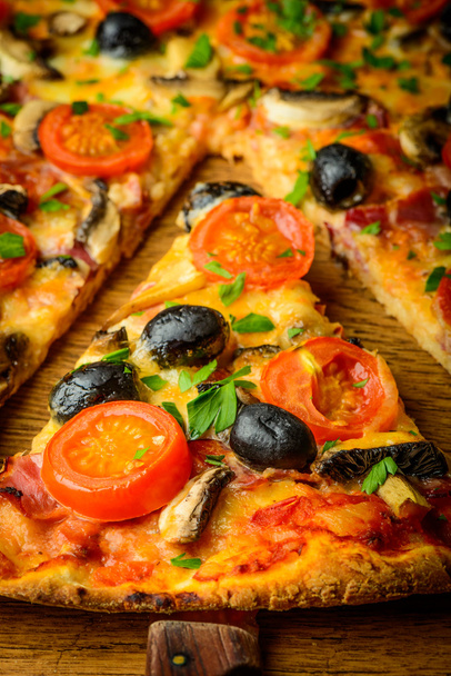 traditionele zelfgemaakte pizza - Foto, afbeelding