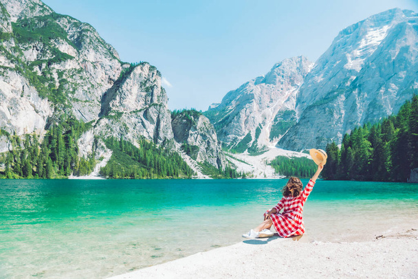 donna seduta sulla spiaggia di montagna lago stagione estiva vista panoramica paesaggio
 - Foto, immagini