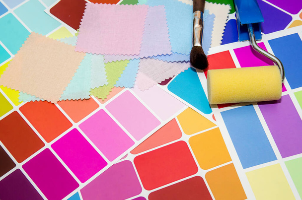 Pincel de rodillo de pintura y guía de paleta de colores
 - Foto, Imagen