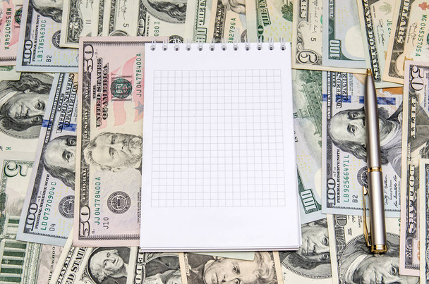 üres füzet dollár felett - Fotó, kép