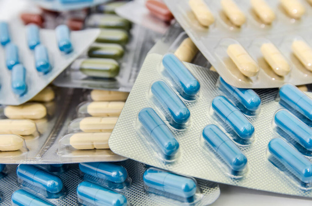 Envases de píldoras y tabletas médicas
 - Foto, imagen