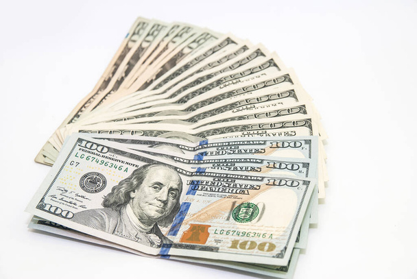 Σετ τραπεζογραμματίων των 100 δολαρίων που απομονώνονται σε λευκό φόντο με διαδρομή αποκοπής - Φωτογραφία, εικόνα