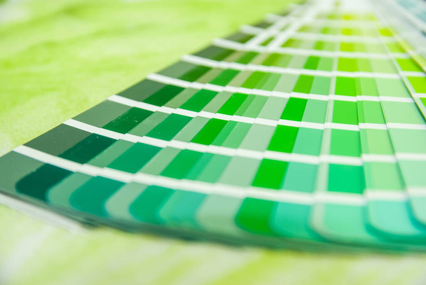 guia de paleta de cores verdes para a indústria de impressão isolada
 - Foto, Imagem