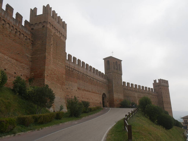 Porta Nova Tor in Gradara Mauern und die Straße bergauf - Foto, Bild