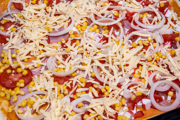pizza com tomate, frango, milho, caranguejo e queijo
 - Foto, Imagem