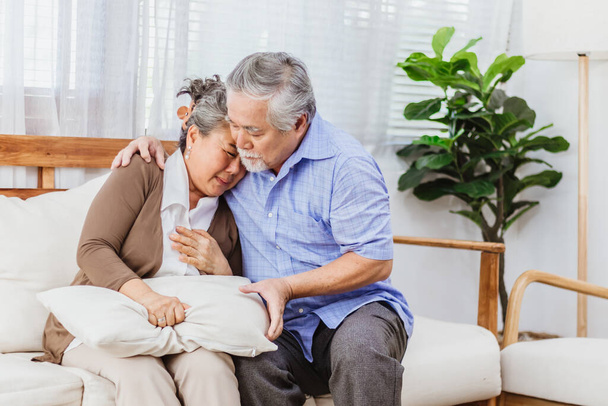 退職したアジアの高齢者の妻の痛み心臓発作の病気や深刻なまたは心配した夫との病気は自宅で世話をします。医療緊急治療と健康保険保護の概念 - 写真・画像