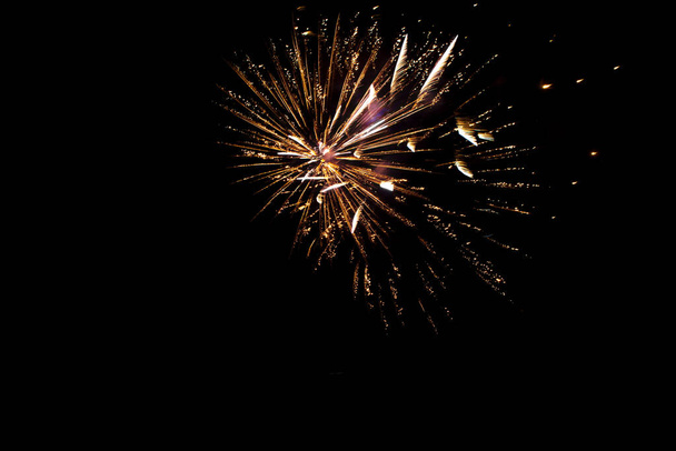 Красочные фейерверки ночью - концепция счастья
 - Фото, изображение