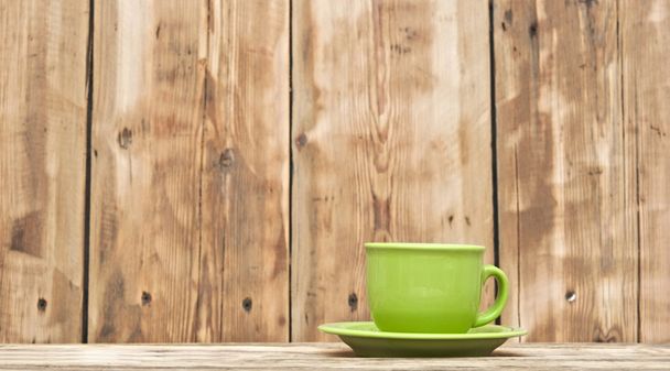 xícara de café verde na mesa de madeira contra grunge backgr de madeira
 - Foto, Imagem