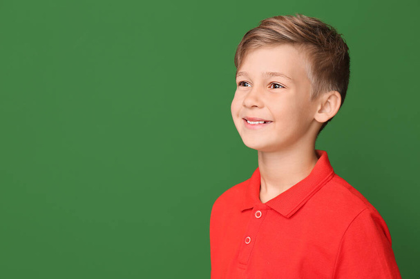 Happy kleine jongen met gezonde tanden op kleur achtergrond - Foto, afbeelding
