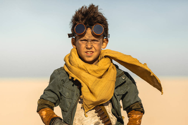 Post-apocalyptic Warrior Boy Outdoors in Desert Wasteland - Foto, Imagen