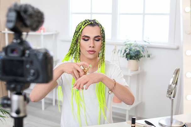 Блог трансгендерної краси записує відео вдома. - Фото, зображення