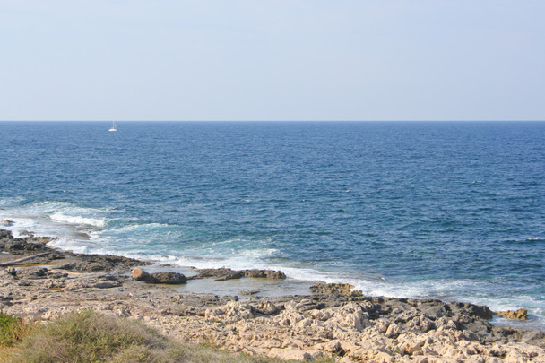 セント ・ ジュリアンズ近くの岩の多い海岸線の眺め - 写真・画像