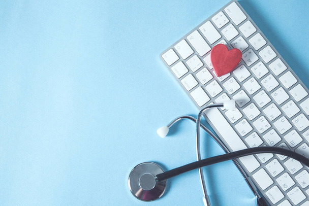 stethoscoop op het witte toetsenbord en hart - Foto, afbeelding