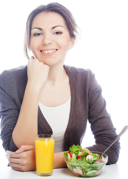 女性が朝食新鮮な野菜からのサラダ - 写真・画像